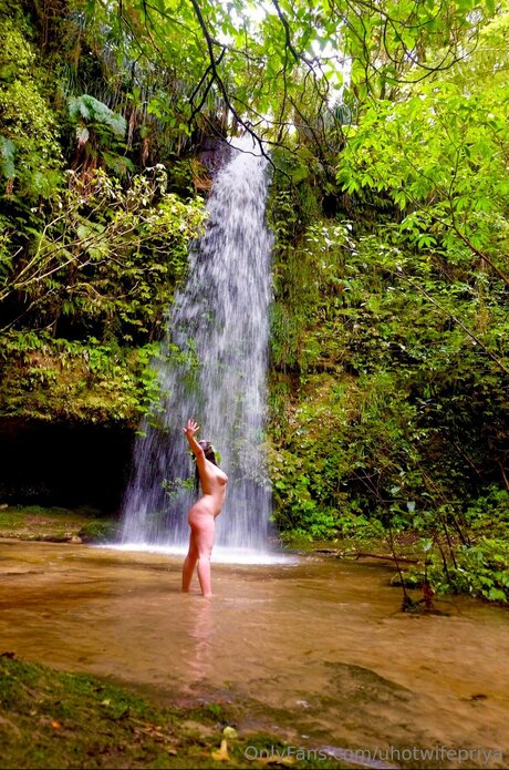 Uhotwifepriya model nice image