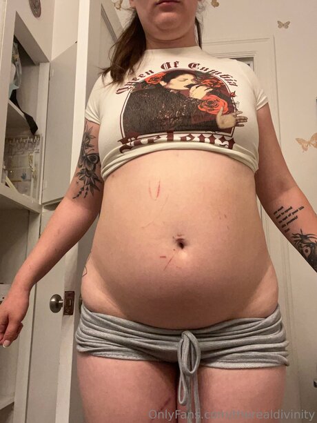 Therealdivinity model pornographic images