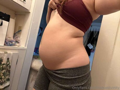 Therealdivinity model pornographic images