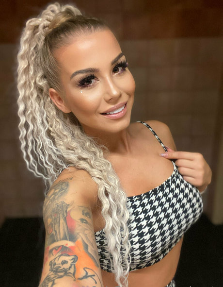 blonde babe onlyfans perfect images