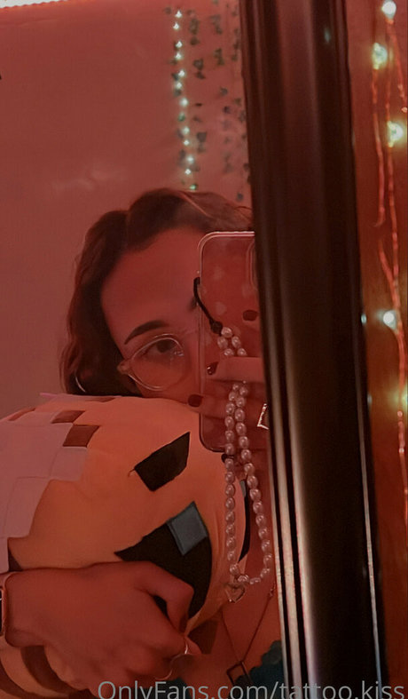 tattoo kiss hd model pic