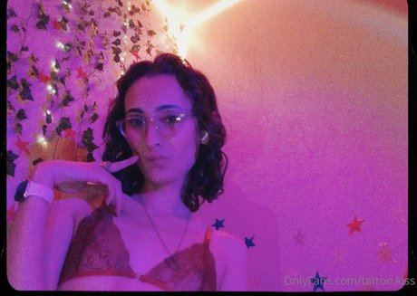 tattoo kiss model hot image