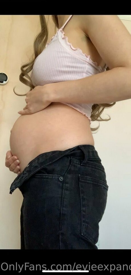 evieexpands naked star image