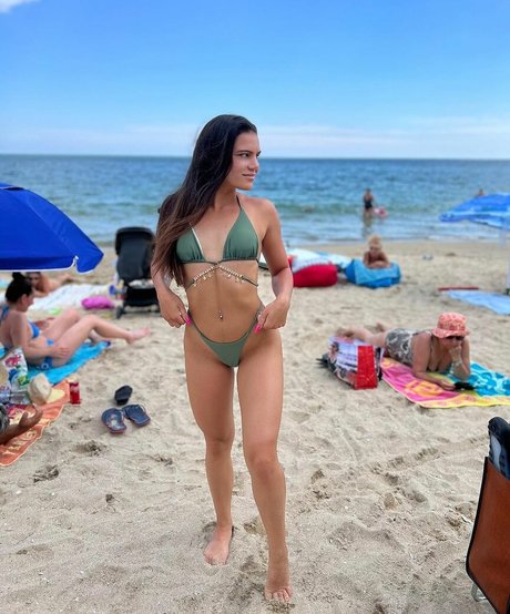 KeitlinBarry model top pictures