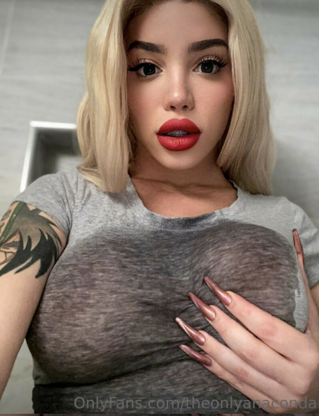 Andrea Anaconda model pornographic photos