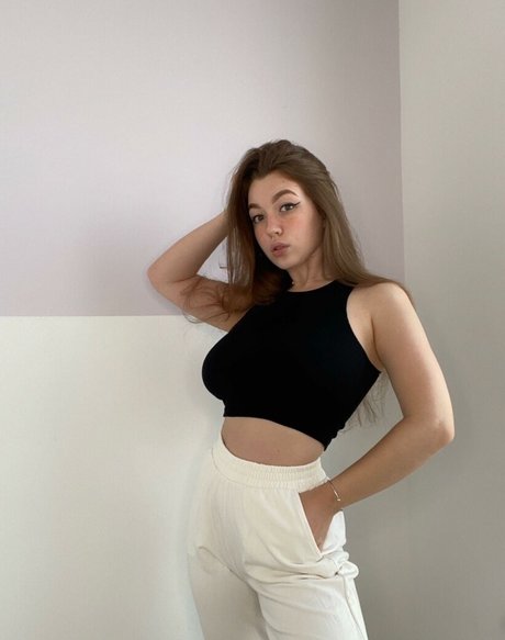 Laura Salvia star exclusive pics