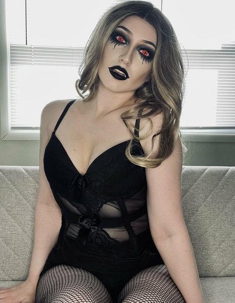 MaisieLynnie star sexy pic