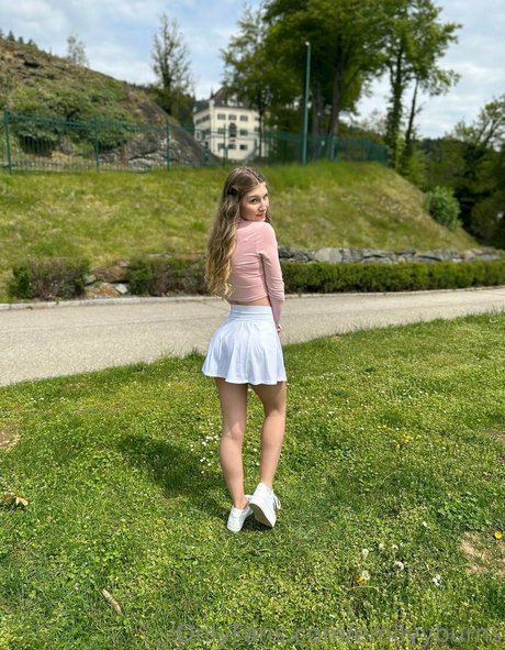 emilyyburns star hot photo