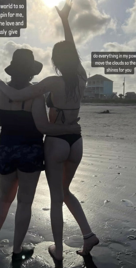 Astrouxx model art galleries