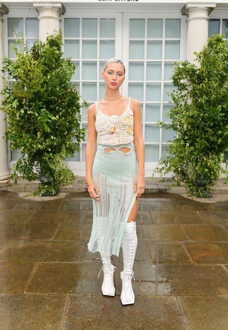 Iris Law high quality pornstar images