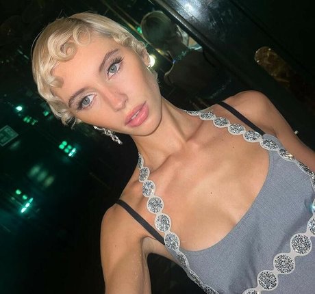 Iris Law porn star pics