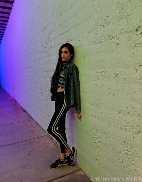 rainin falls adult model galleries