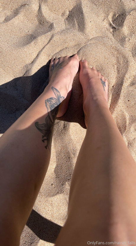 rainin falls star nudes pic