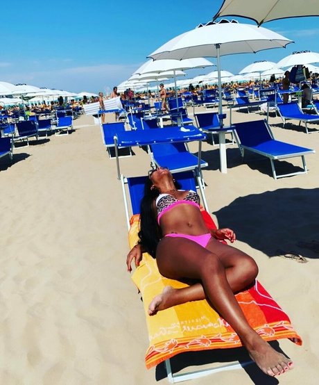 ayllagatina model nude picture