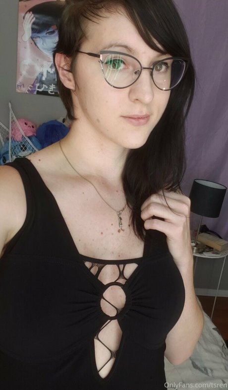 gothravemom pornographic star image