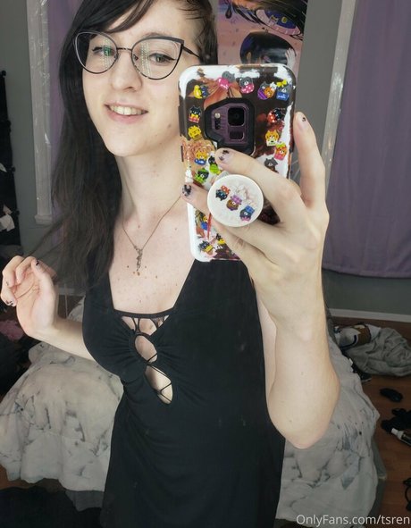 gothravemom model pornographic pic