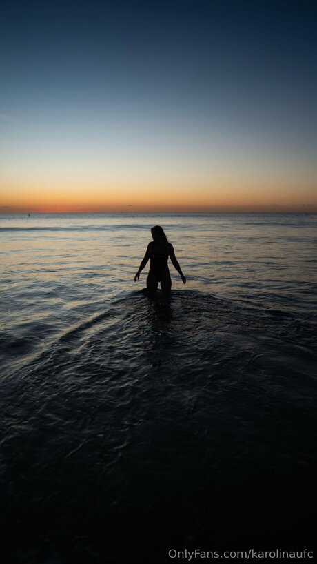 Karolinaufc pretty model photo