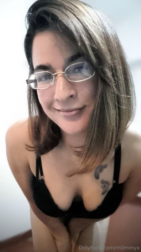 M0mmyx adult model images