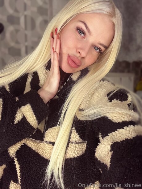 Shine Lia nudes model photo