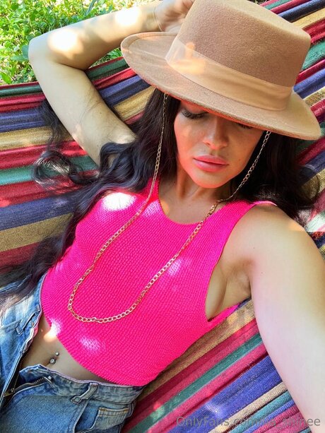 Shine Lia exclusive model pic