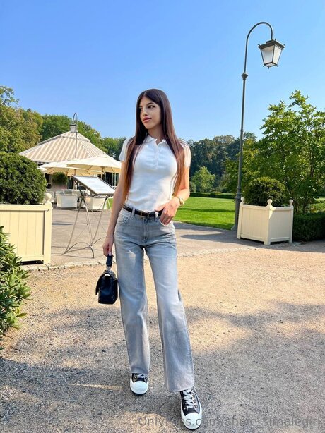 Annie Simplegirl actress img