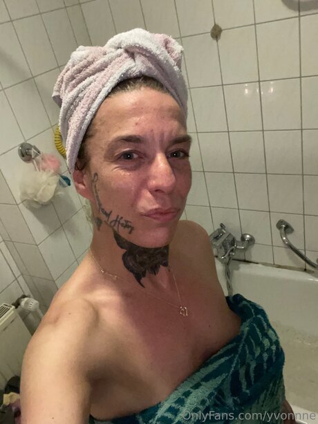 Yvonnne porn model img