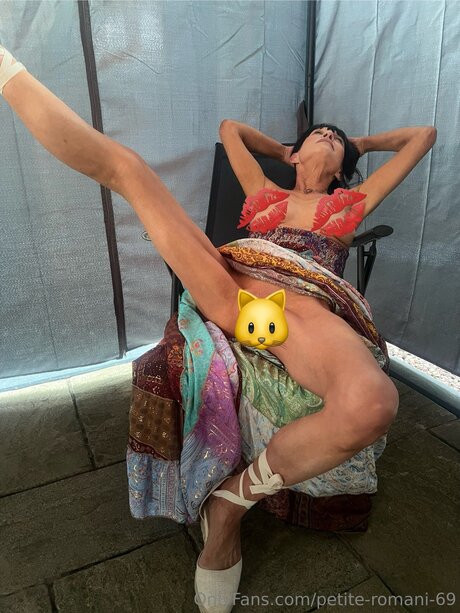 Petite Romani 69 model gallery