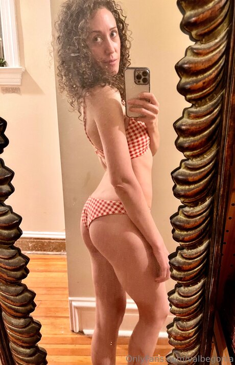 Valbegonia exclusive model picture