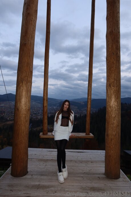 Karina Paw sexy actress img