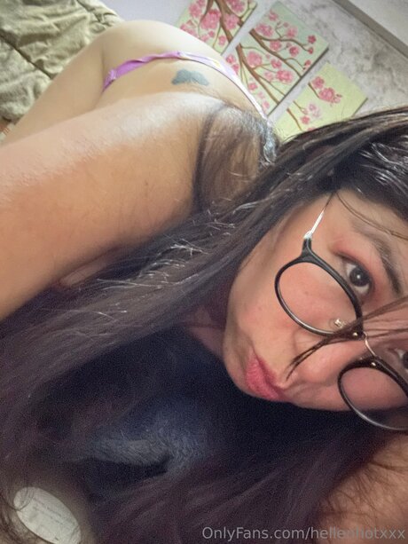 Hellenhotxxx model nude archive