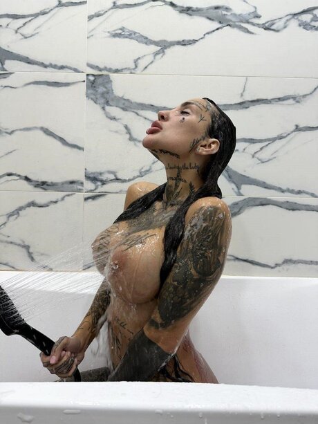 Cuttie Ash hd pornstar photo