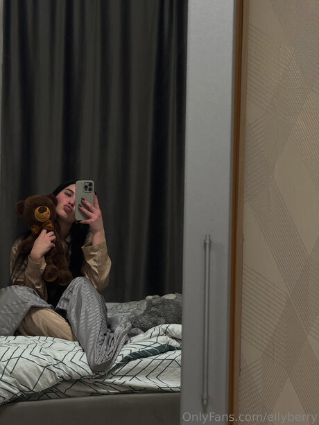 Ellyberry model hot images