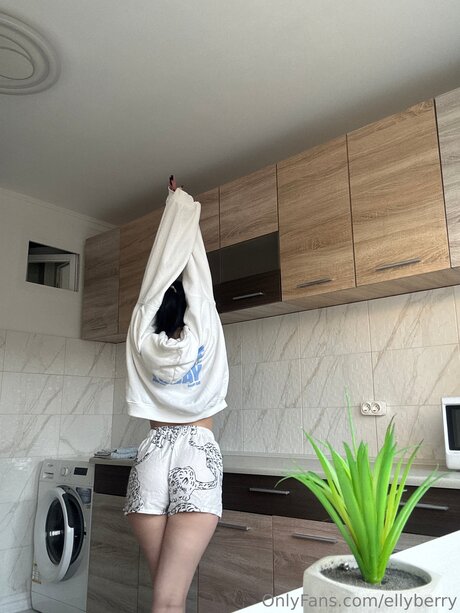 Ellyberry naked actress pic