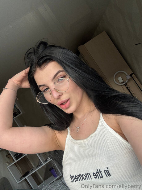 Ellyberry pornstar sexy pic