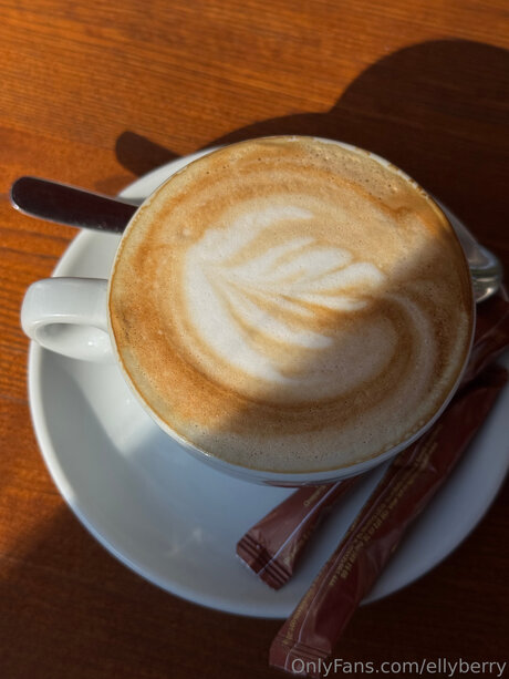 Ellyberry pornstar erotic img