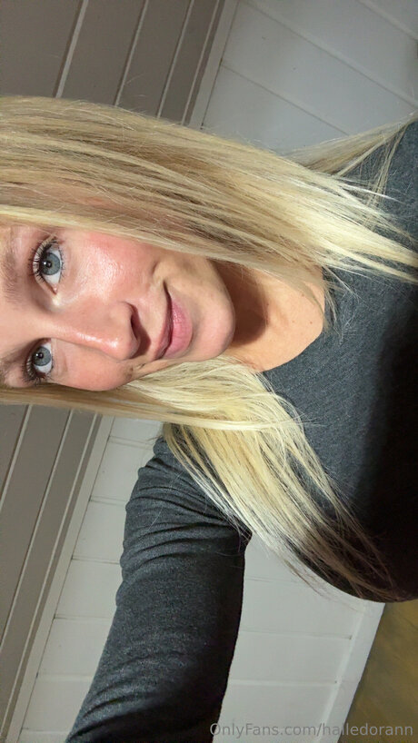 Halledorann nice model photo