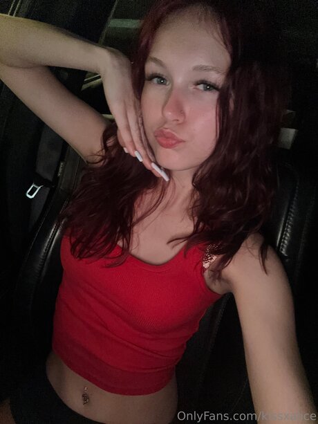 Kissxalice model top image