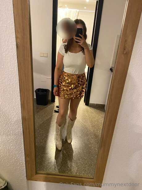 Mummynextdoor adult model photo