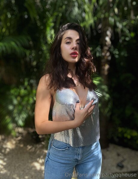 Partyqqhouse exclusive model pic