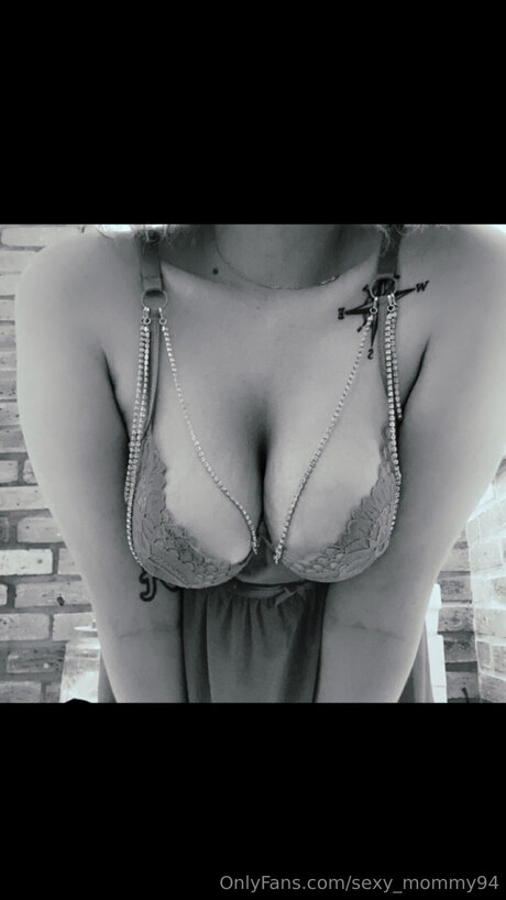 Sexy Mommy94 nude actress gallery