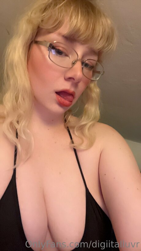 Urfavegirluwu sexy pornstar pic