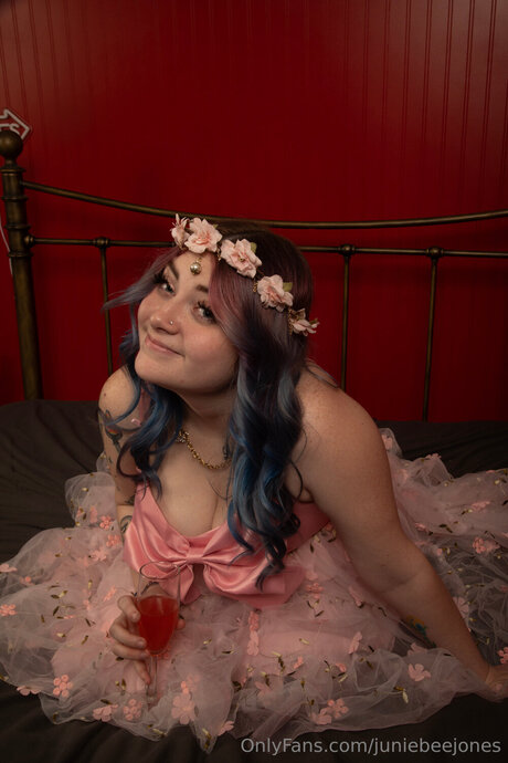 Juniebeejones free actress img