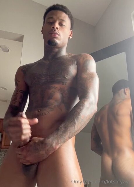 Lotsofyayo naked model img