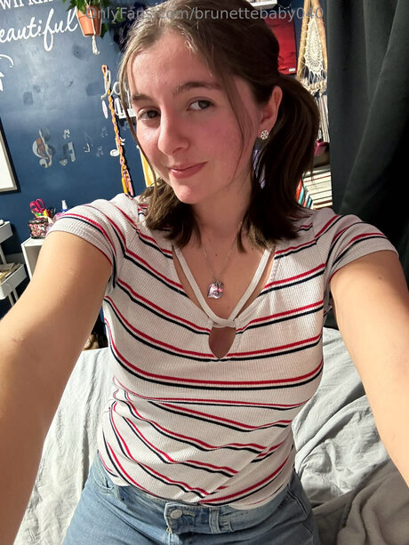 Brunettebaby040 model photo