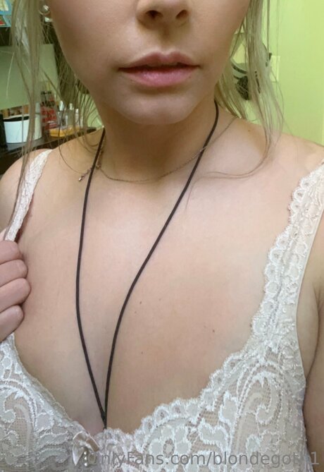 Blondegoth1 model top img