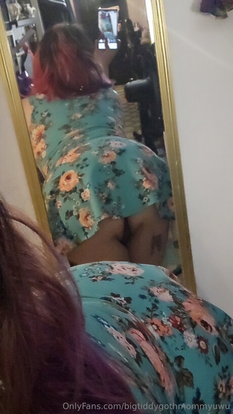 Bigtiddygothmommyuwu star erotic picture