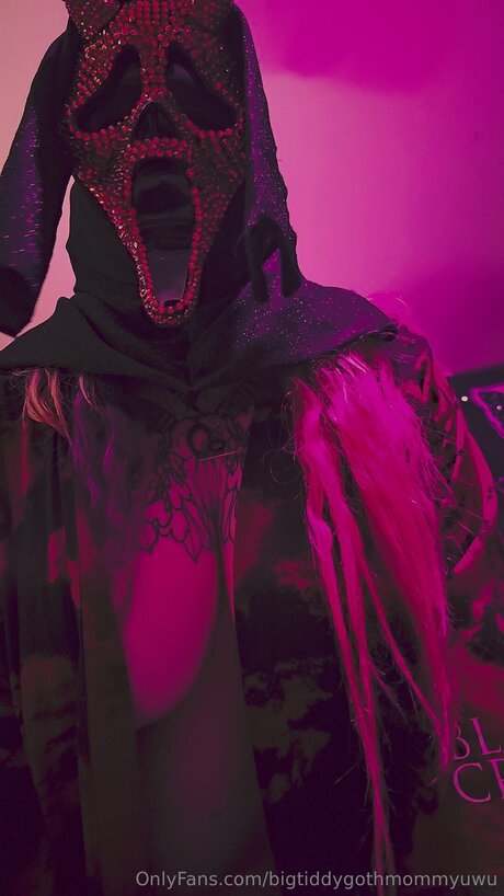 Bigtiddygothmommyuwu art model pics