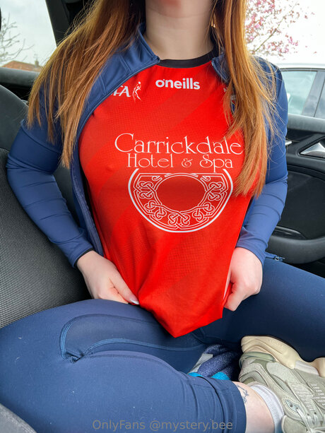 Mystery Bee porn model pic