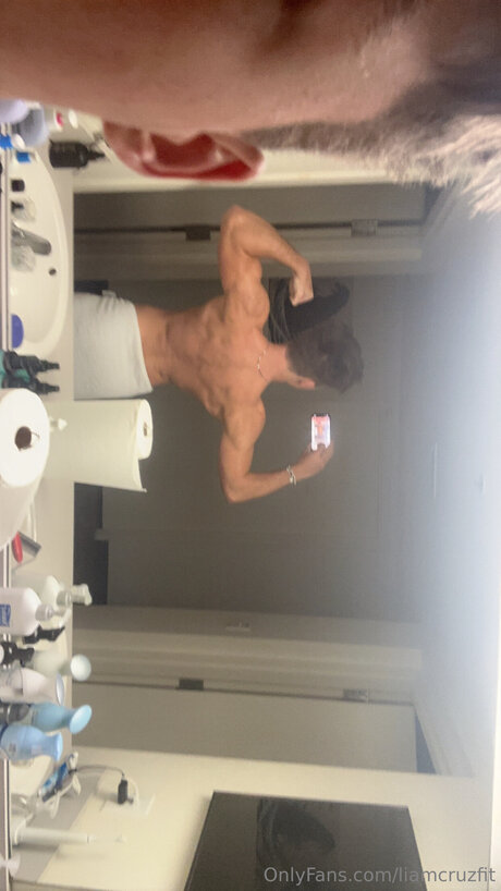 Liamcruzfit hot model photo