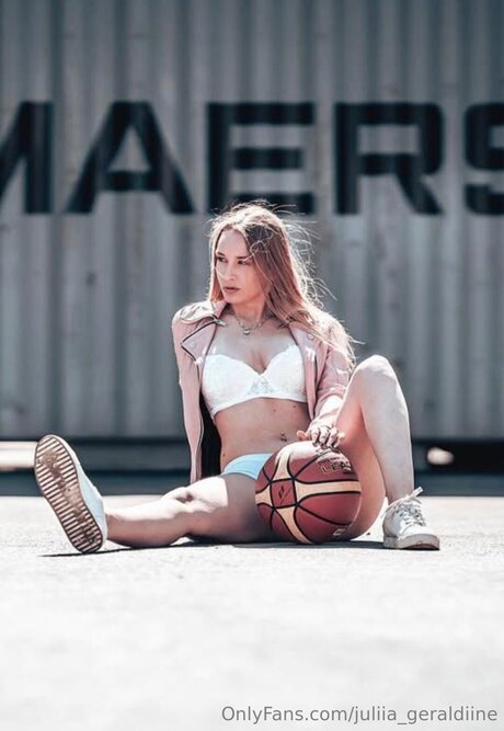 Juliia Geraldiine sexy star gallery